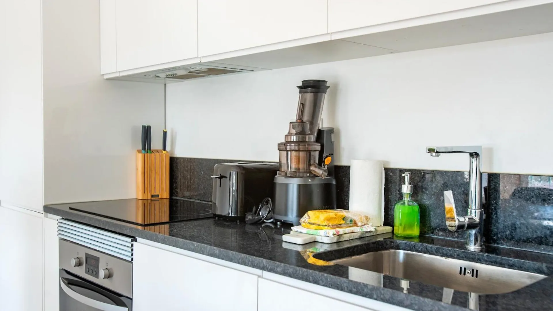 Bright Apartment In Lisbon 0*,